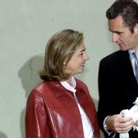 Iñaki Urdangarin sostiene a su hijo Miguel tras nacer junto a la Infanta Cristina