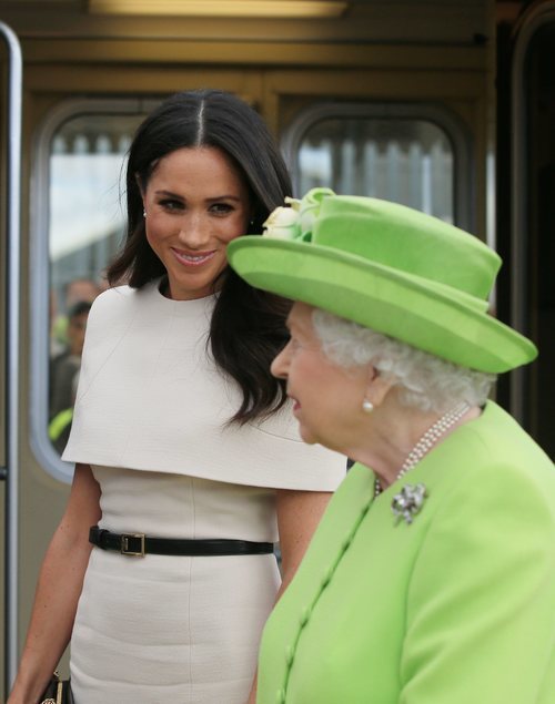 La Reina Isabel y Meghan Markle durante su visita en Cheshire