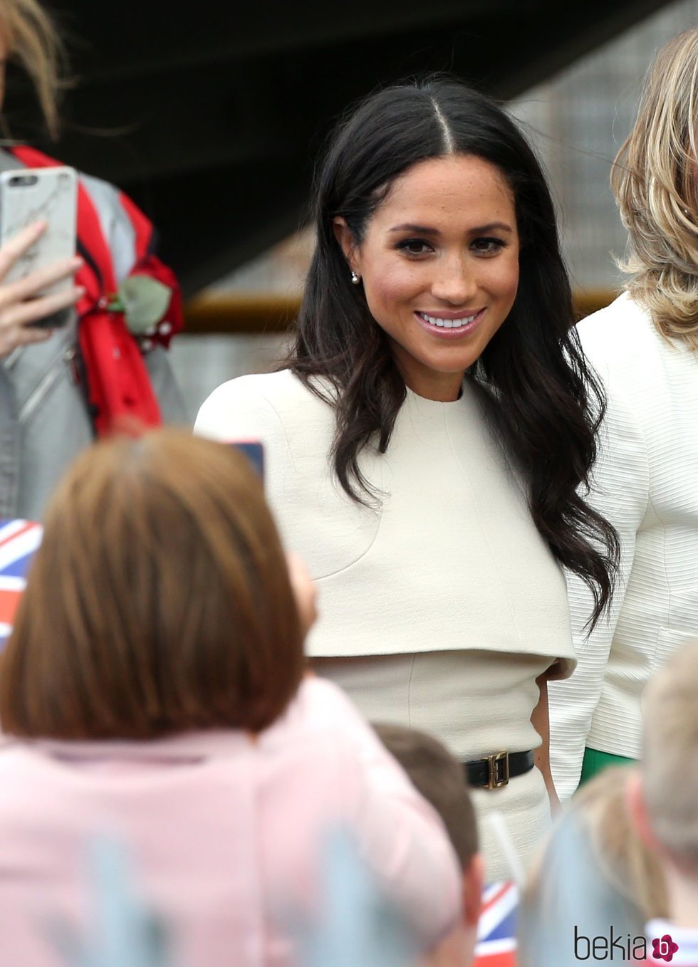 Meghan Markle  saluda durante su visita a Cheshire