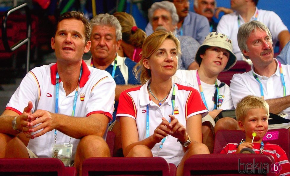 La Infanta Cristina e Iñaki Urdangarin con su hijo Juan en Atenas 2004