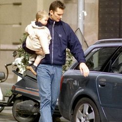 Iñaki Urdangarin con su hijo Juan en brazos antes de coger el coche