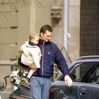 Iñaki Urdangarin con su hijo Juan en brazos antes de coger el coche