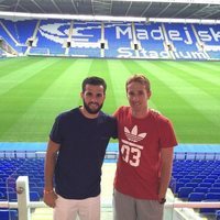 Los hermanos Nacho y Álex Fernandez en un campo de fútbol