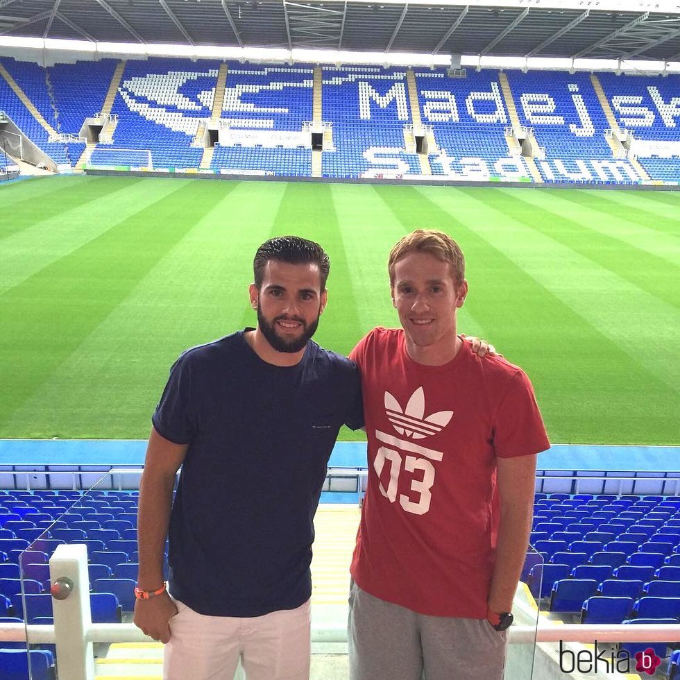 Los hermanos Nacho y Álex Fernandez en un campo de fútbol