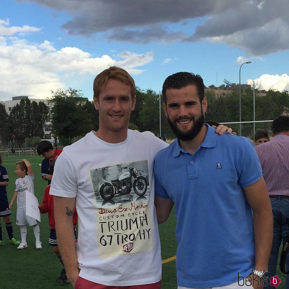 Álex y Nacho Fernández en una pista de fútbol