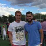 Álex y Nacho Fernández en una pista de fútbol