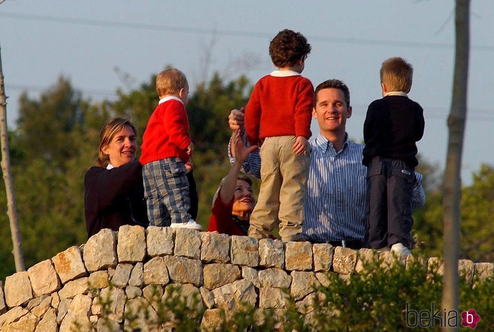 La Infanta Cristina e Iñaki Urdangarin con sus hijos Juan y Pablo Urdangarin y su sobrino Froilán