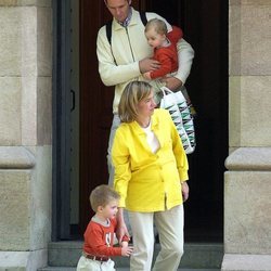 La Infanta Cristina e Iñaki Urdangarin con sus hijos Juan y Pablo Urdangarin saliendo de una iglesia