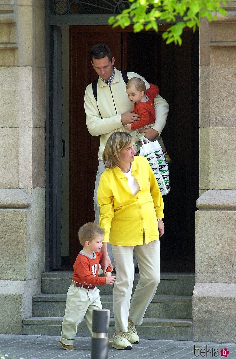 La Infanta Cristina e Iñaki Urdangarin con sus hijos Juan y Pablo Urdangarin saliendo de una iglesia