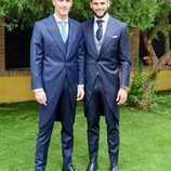 Álex Fernández en su boda acompañado de su hermano, Nacho Fernández