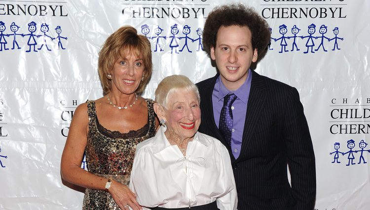 Nancy Spielberg, Leah Adler y Josh Sussman en la gala 'Children at heart'