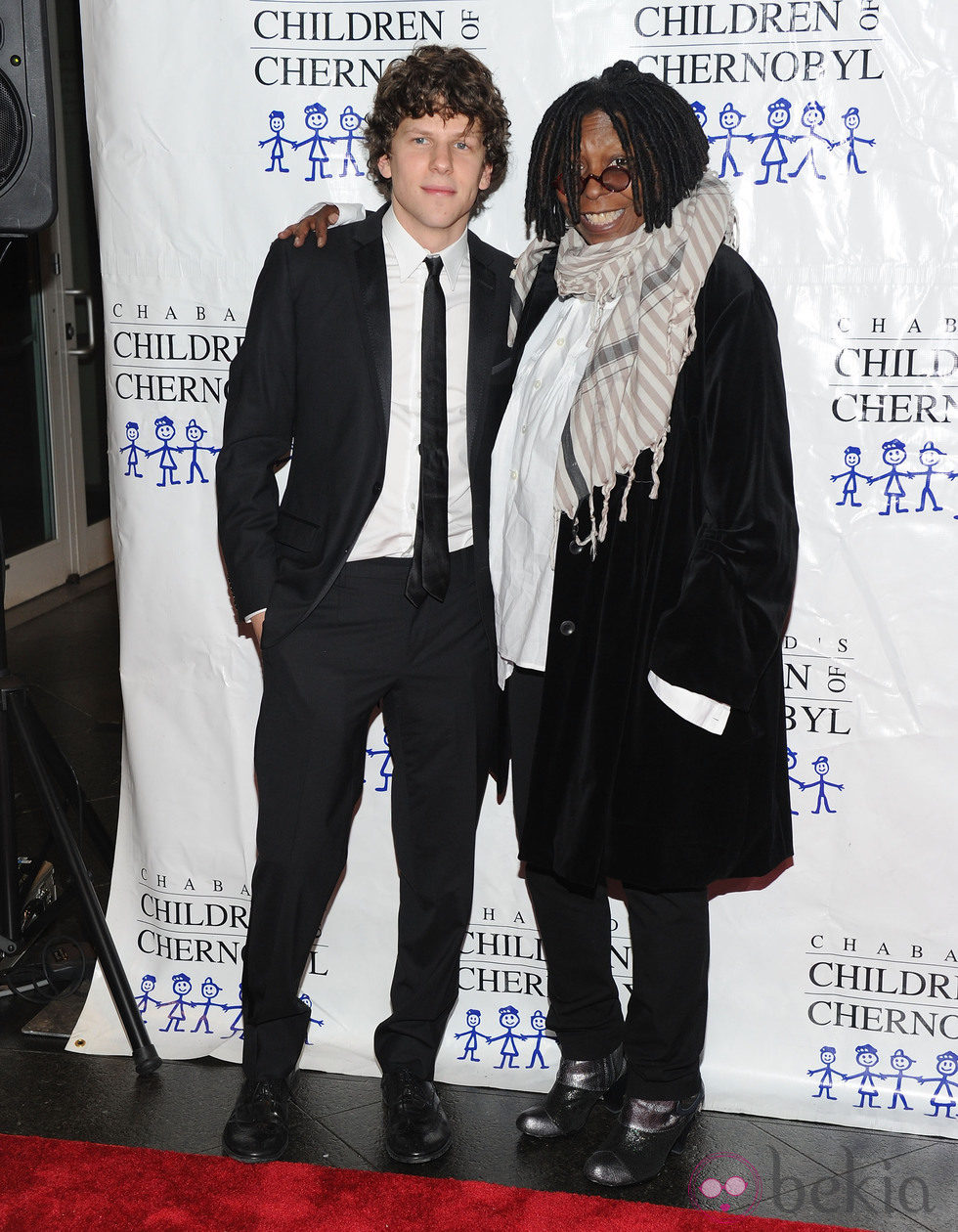 Jesse Eisenberg y Whoopi Goldberg en la gala 'Children at heart'