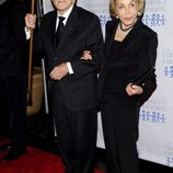 Kirk Douglas y Anne Buydens en la gala 'Children at heart'