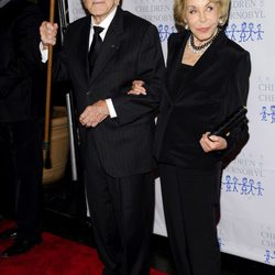 Kirk Douglas y Anne Buydens en la gala 'Children at heart'