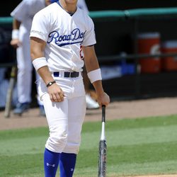 Nick Jonas luciendo una pulsera Power Balance