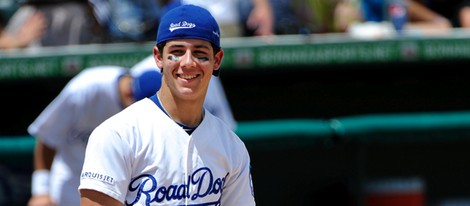 Nick Jonas luciendo una pulsera Power Balance