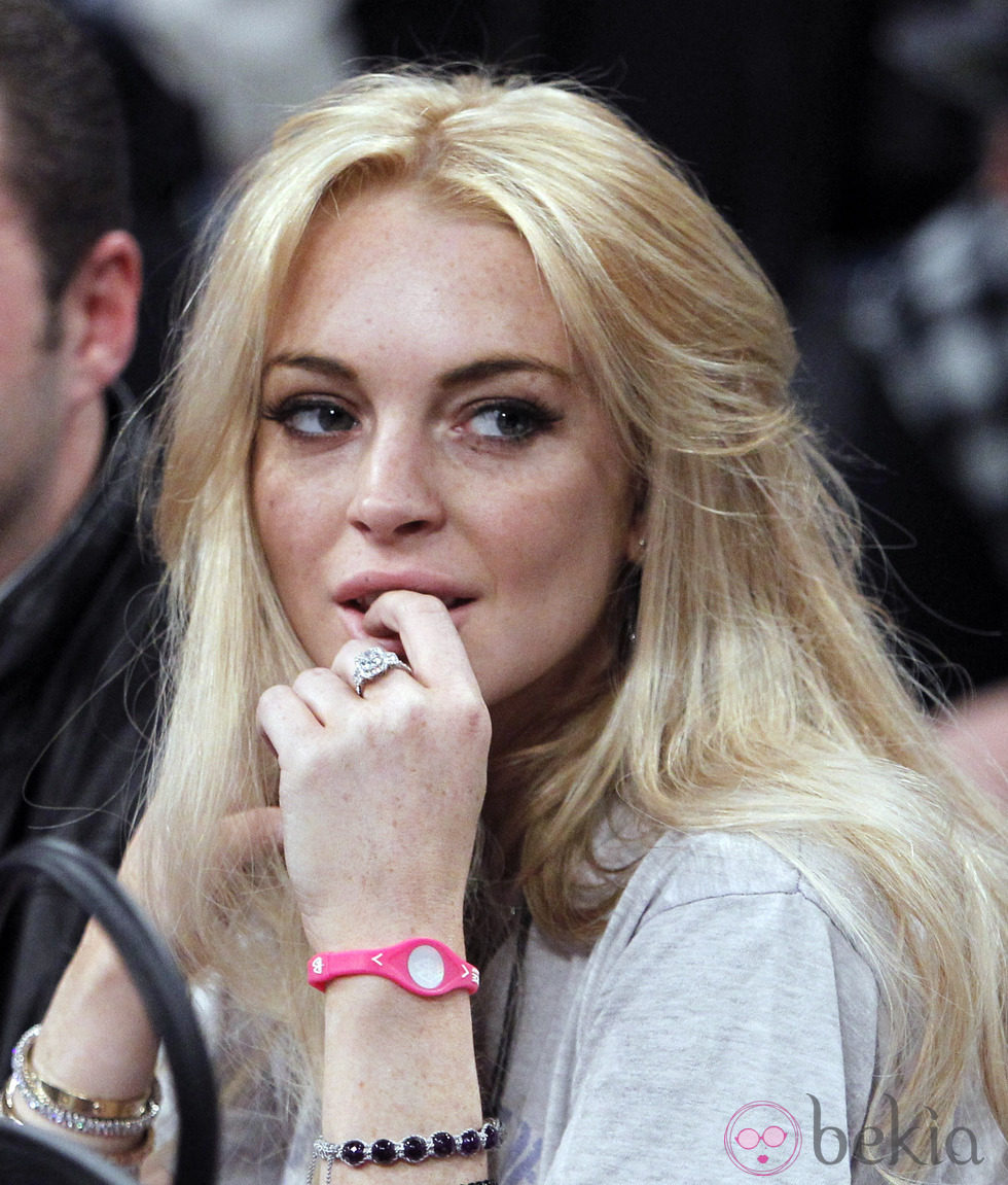 Lindsay Lohan con su pulsera Power Balance en rosa