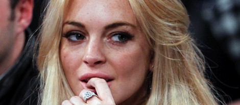 Lindsay Lohan con su pulsera Power Balance en rosa