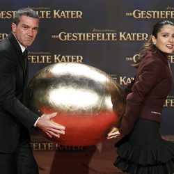 Antonio Banderas y Salma Hayek transportan un huevo en el estreno de 'El gato con botas' en Berlín