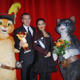 Antonio Banderas y Salma Hayek con los felinos de 'El gato con botas' en Berlín