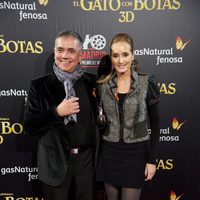 Juan Ramón Lucas y Sandra Ibarra en el estreno de 'El gato con botas' en Madrid