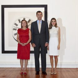 Cecilia Morel y los Príncipes Felipe y Letizia en la exposición de Chema Madoz en Chile