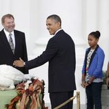 Barack Obama indultando a un pavo en Acción de Gracias