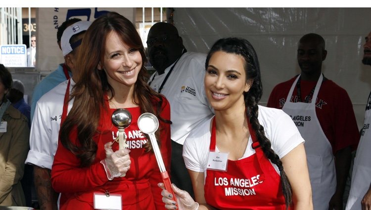 Kim Kardashian y Jennifer Love Hewitt solidarias en Acción de Gracias