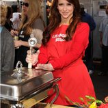 Jennifer Love Hewitt cocinando para los más necesitados