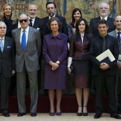 Los Reyes y Ángeles González Sinde con los galardonados con la Medalla en las Bellas Artes 2010