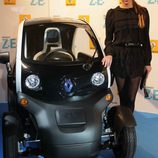 Claudia Ortiz en la presentación de un coche eléctrico