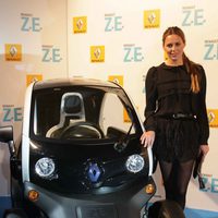 Claudia Ortiz en la presentación de un coche eléctrico