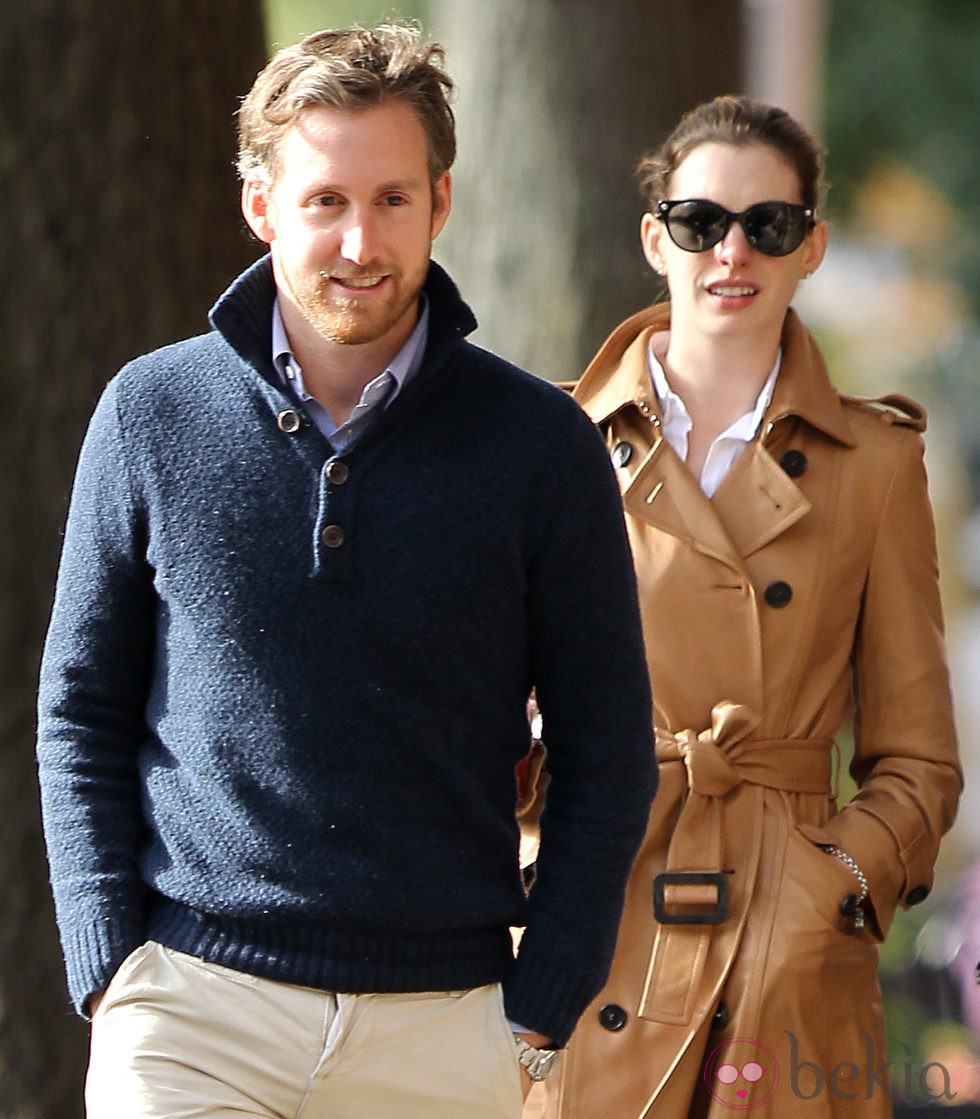 Anne Hathaway y su prometido, Adam Shulman