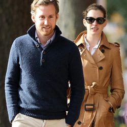 Anne Hathaway y su prometido, Adam Shulman