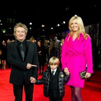 Rod Stewart, Penny Lancaster y su hijo Alastair en el estreno de 'Hugo' en Londres