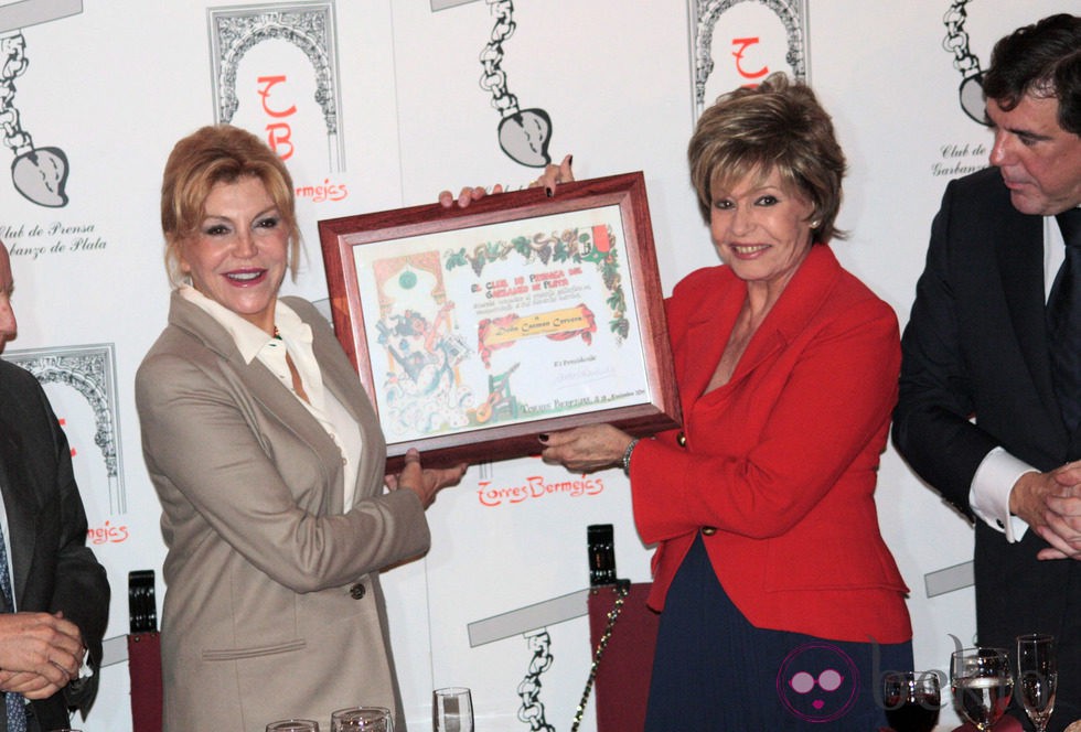 Laura Valenzuela y la Baronesa Thyssen posan con el Garbanzo de Plata 2011