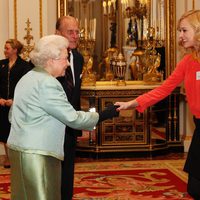 Isabel II y el Duque de Edimburgo en la recepción a la prensa en Buckingham Palace