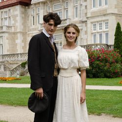 Yon González y Amaia Salamanca frente al Palacio de la Magdalena de Santander