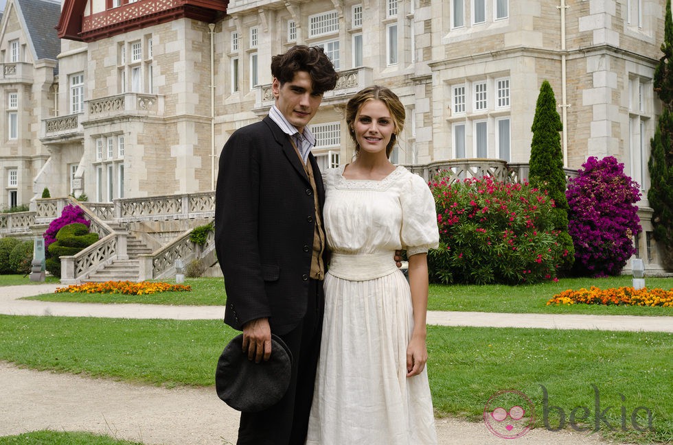 Yon González y Amaia Salamanca frente al Palacio de la Magdalena de Santander