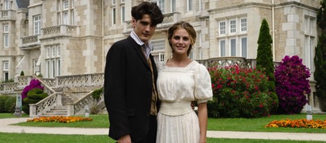 Yon González y Amaia Salamanca frente al Palacio de la Magdalena de Santander