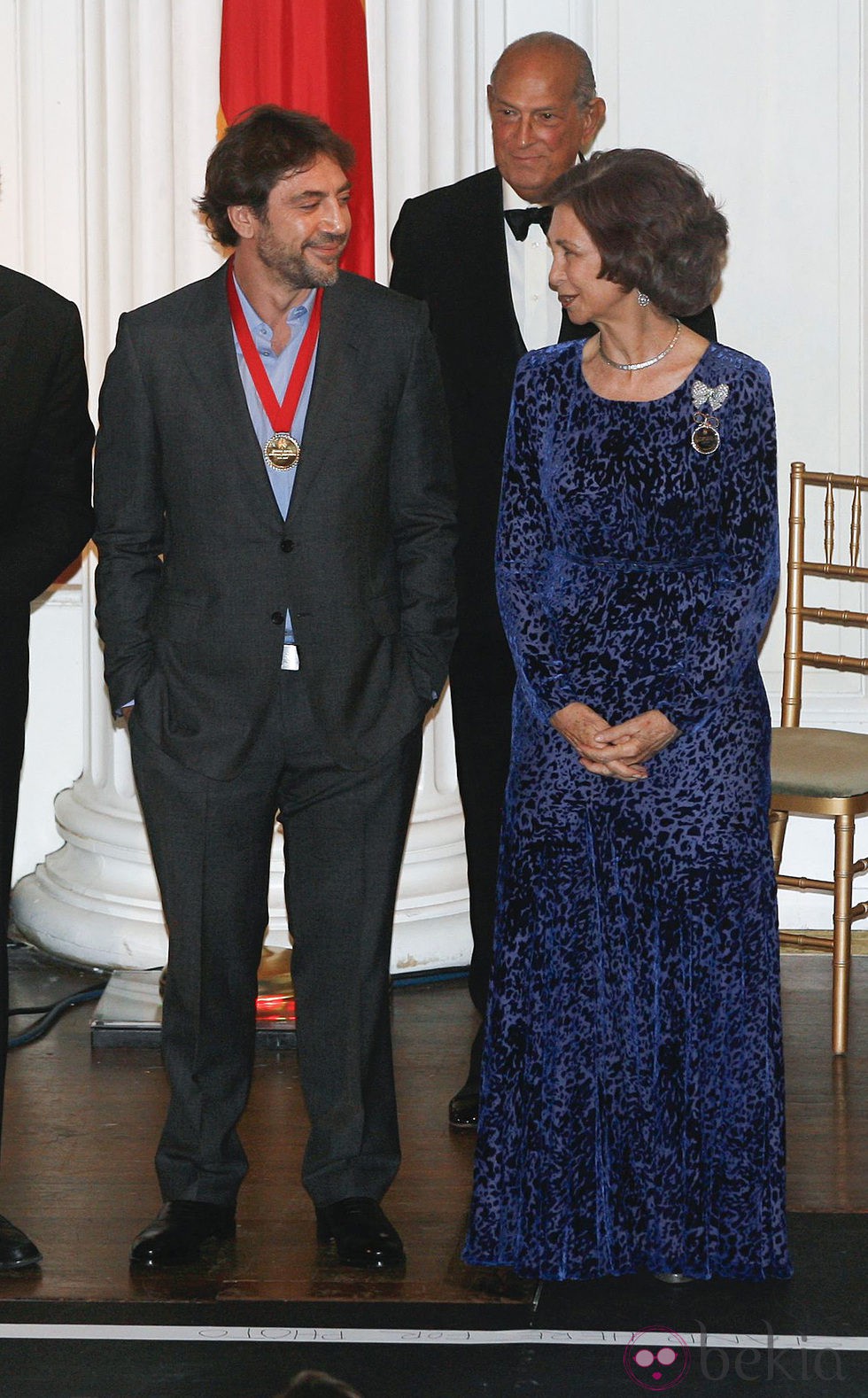 Javier Bardem y la Reina Sofía en la 2011 Gold Medal Gala