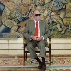 El Rey Juan Carlos con sus gafas de sol en una recepción en Zarzuela