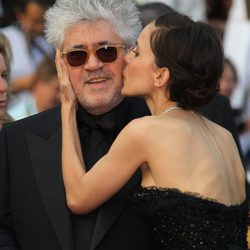 Elena Anaya besa cariñosamente a Pedro Almodóvar