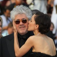 Elena Anaya besa cariñosamente a Pedro Almodóvar