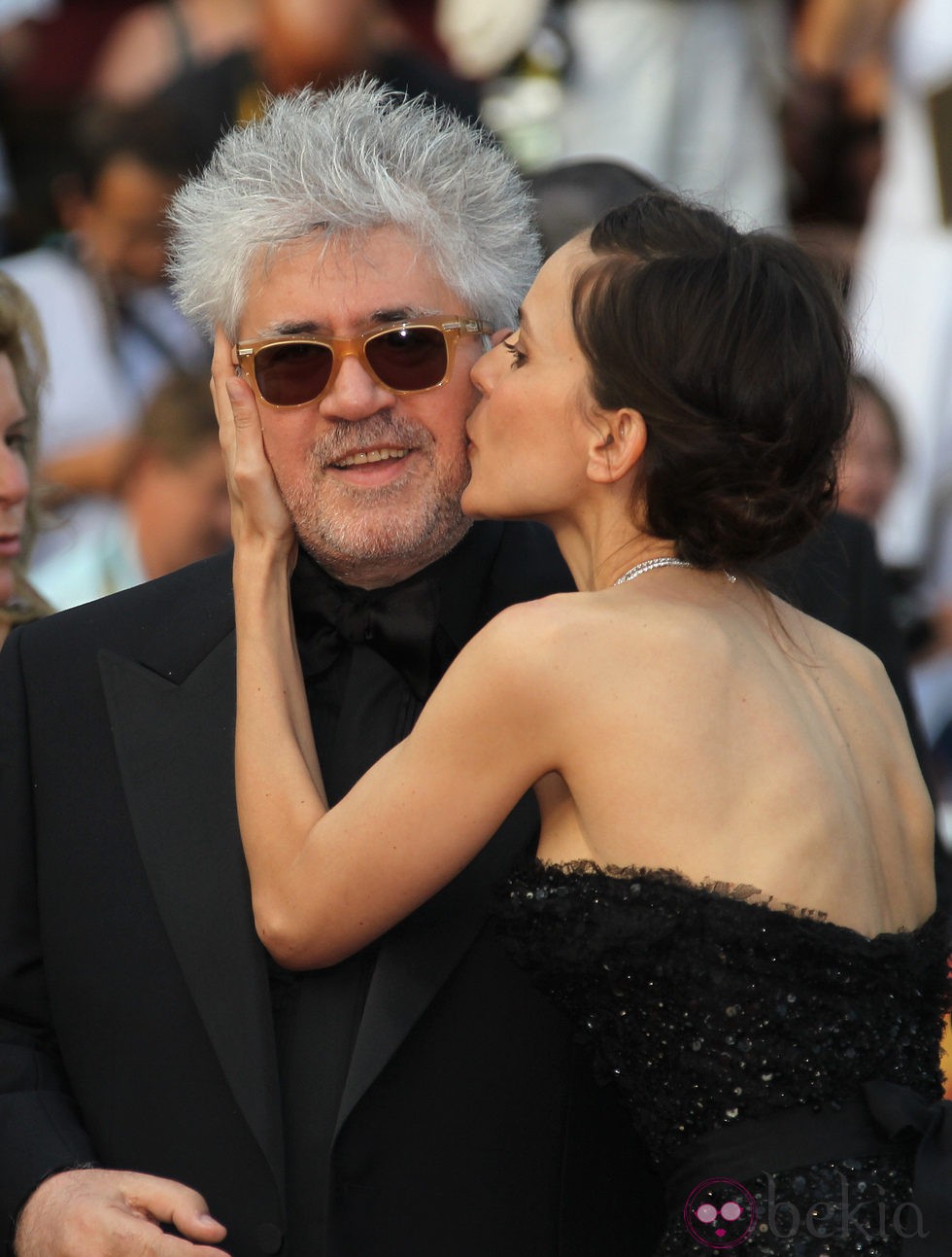 Elena Anaya besa cariñosamente a Pedro Almodóvar