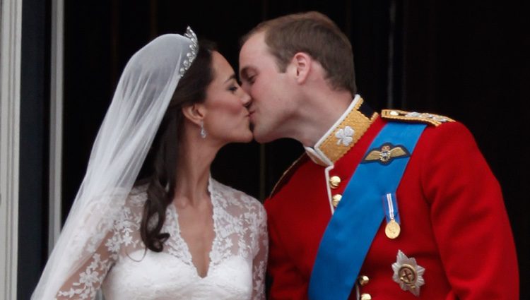 El beso de Guillermo de Inglaterra y Kate Middleton el día de su boda