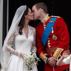 El beso de Guillermo de Inglaterra y Kate Middleton el día de su boda