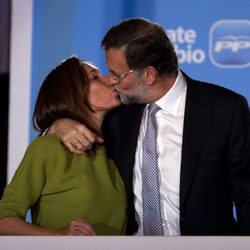 Mariano Rajoy besa a su mujer Elvira Fernández Balboa tras el 20-N