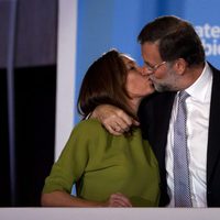 Mariano Rajoy besa a su mujer Elvira Fernández Balboa tras el 20-N