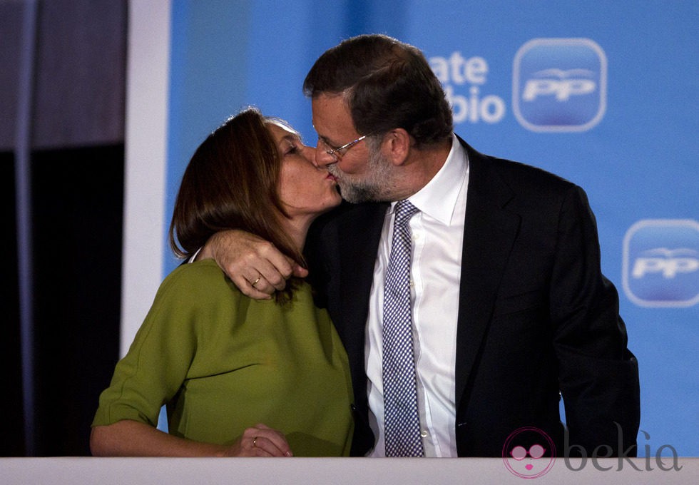 Mariano Rajoy besa a su mujer Elvira Fernández Balboa tras el 20-N